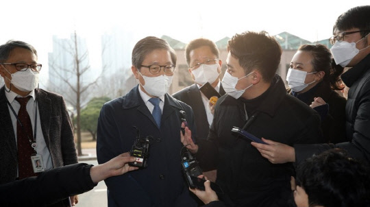 변창흠(사진) 국토교통부 장관 내정자가 7일 과천 서울지방국토관리청으로 출근하고 있다. <연합뉴스>